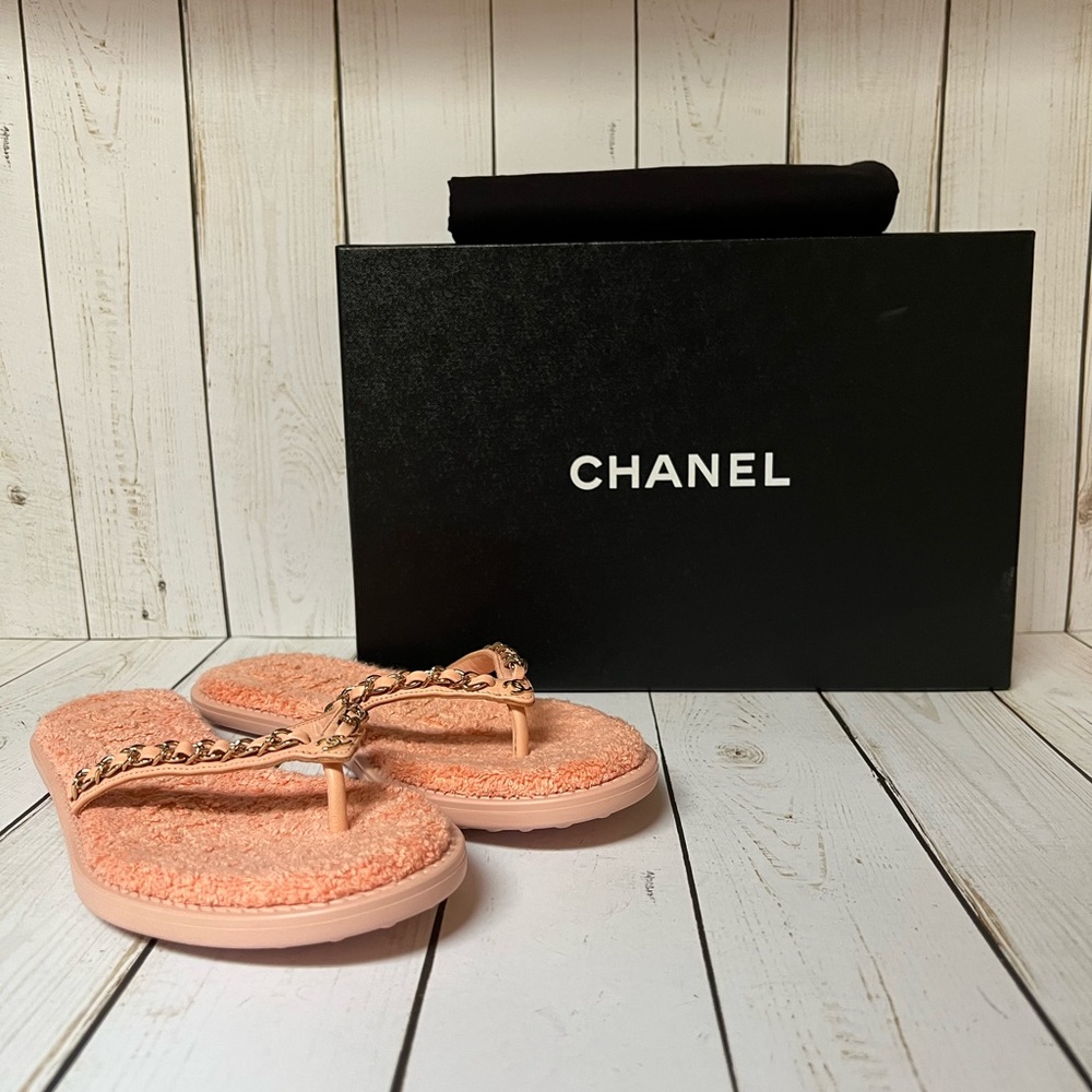 CHANEL Lambskin CC Chain Thong Sandal Pink Sz 35 / 5